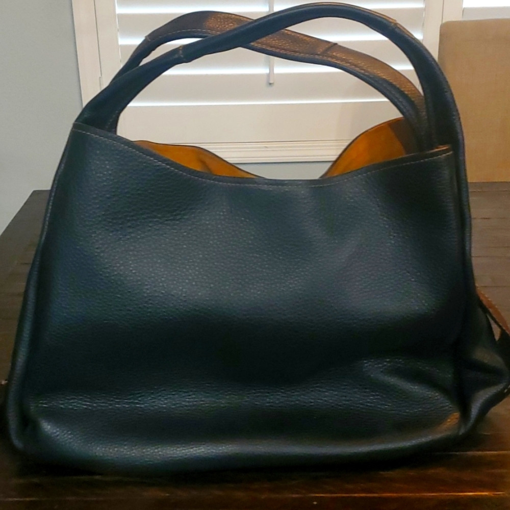 Coach beautiful black pebbled leather bag w/removable floral wristlet